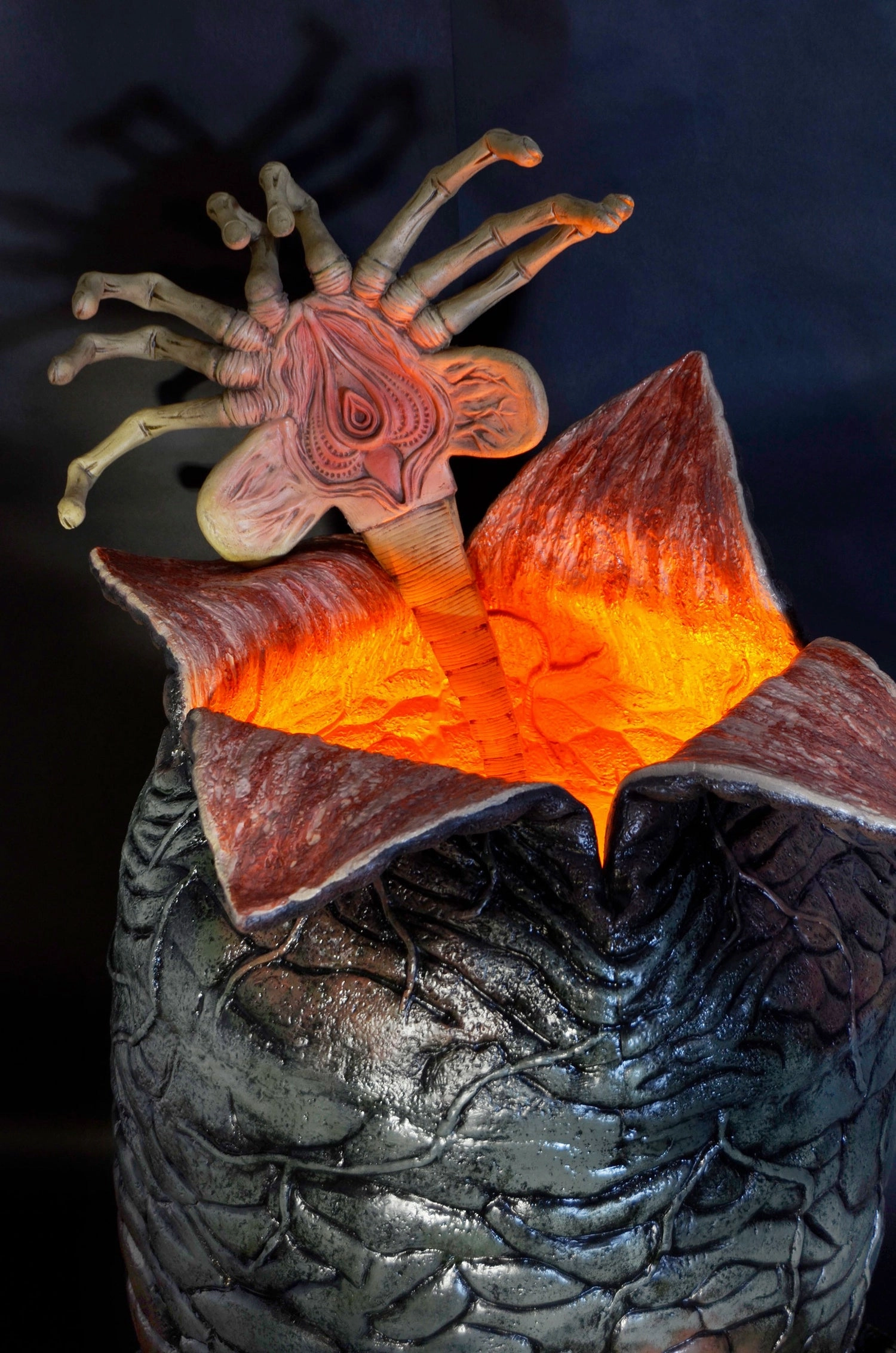 Aliens - Xenomorph Egg and Facehugger Life-Size Prop Replica (w/ LED Lights) Cultural Icon Vinyl Figure